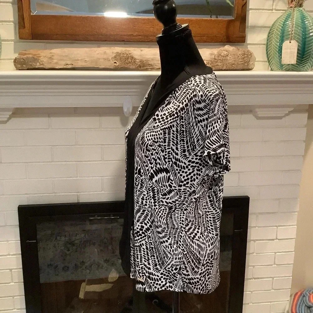 #21 Ellen Tracy Abstract Short Sleeve Blouse Size Small